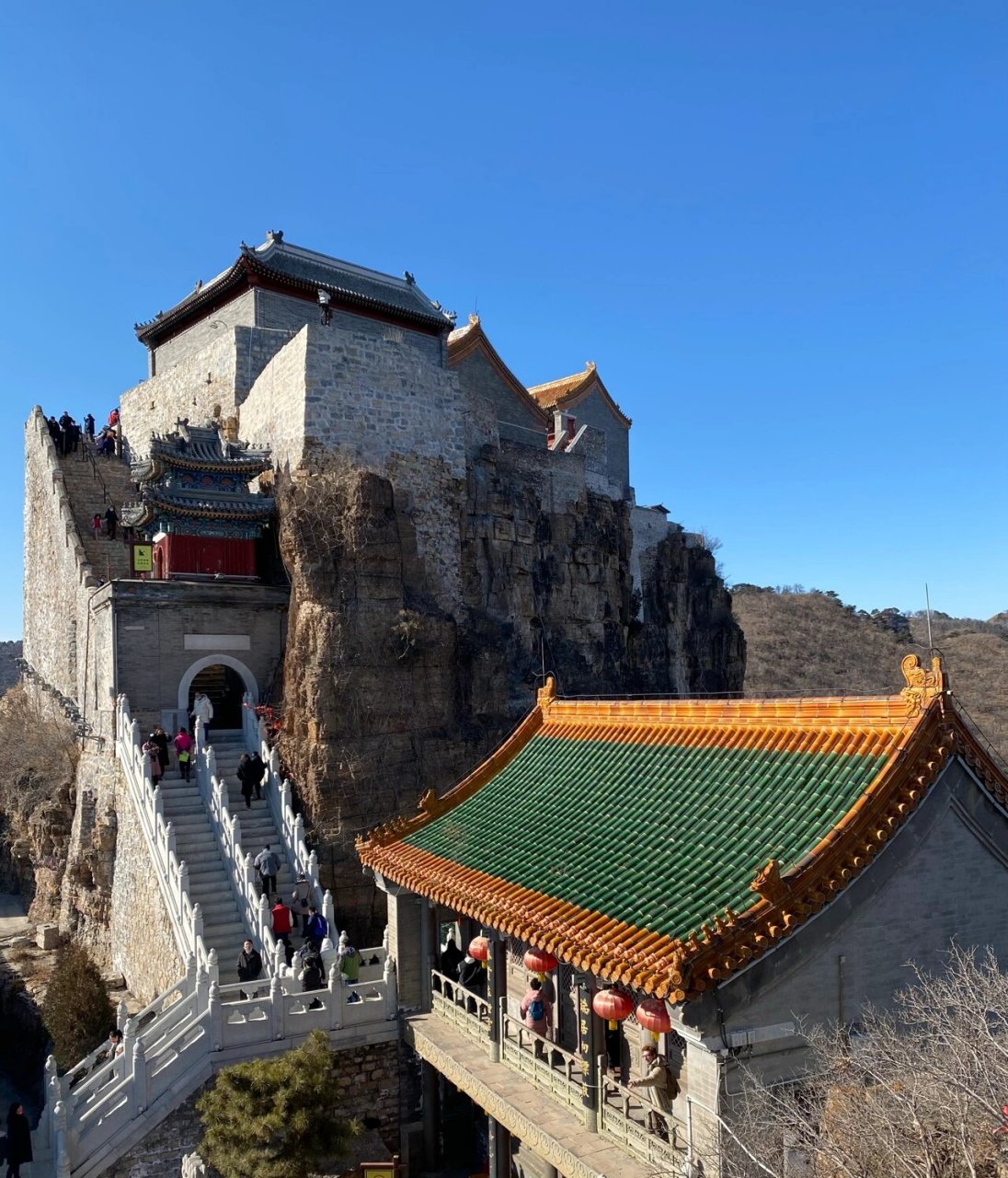 丫髻山 丫髻山风景区位于北京市平谷区刘家店镇,距市中心90公里,车程1