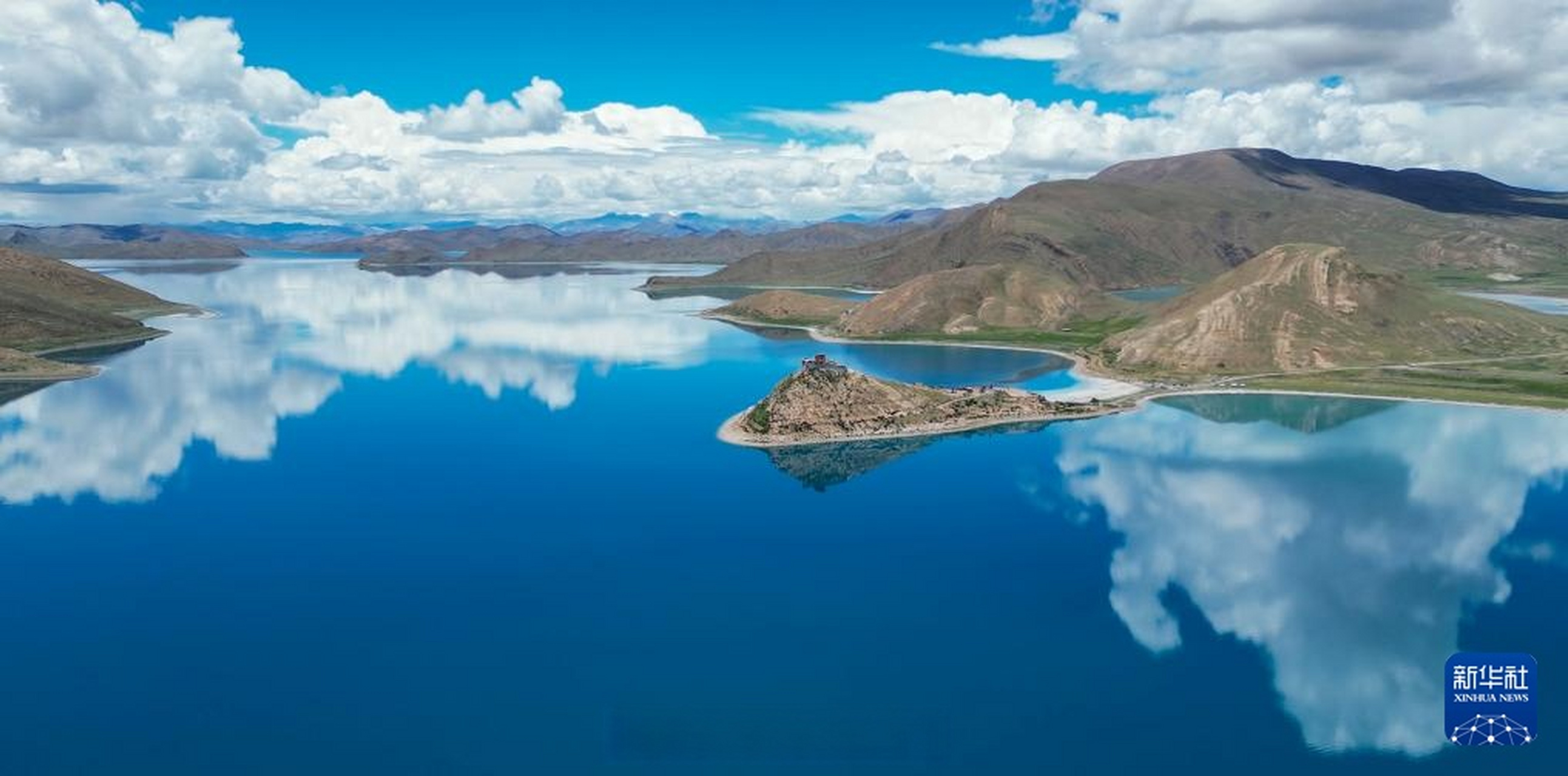 错#简称羊湖,大部分位于西藏山南市浪卡子县境内,湖面海拔4400多米