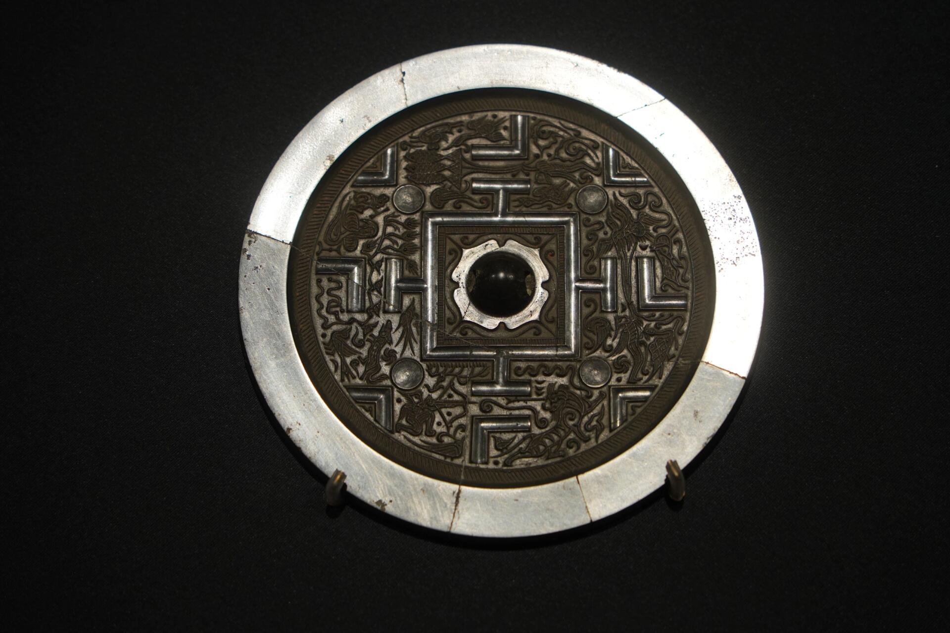 博局纹人物画像铜镜,东汉早期,中国与西亚古代文明交流展.