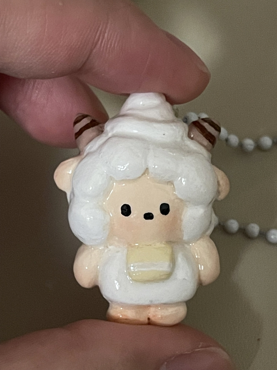 一键右划,帮懒羊羊上色 顺便问问,石塑黏土做成这样可以接单吗?