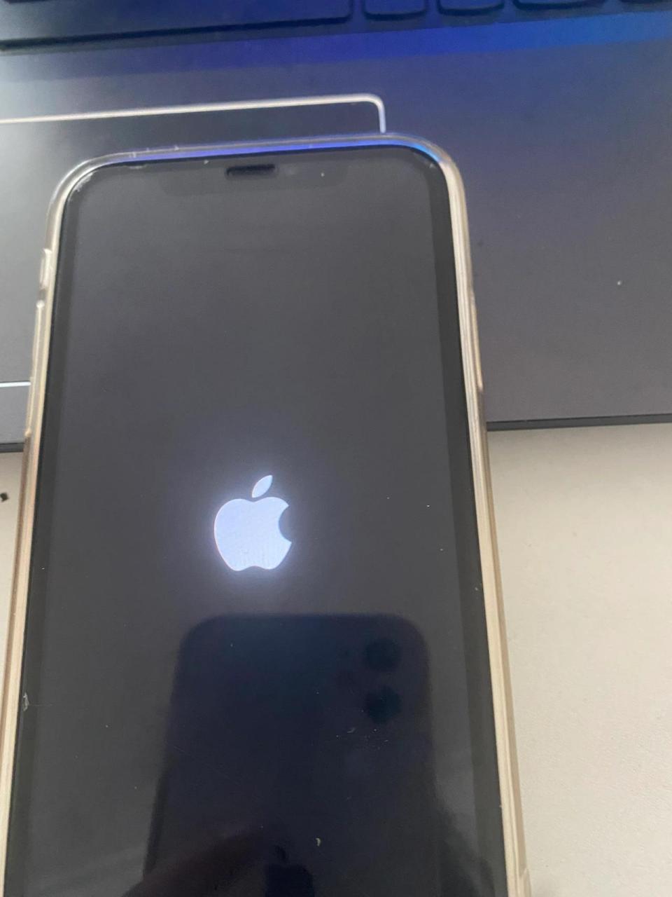 苹果手机一直重复开机 内存满了,卡死机了,连接爱思也连接不上,一直在