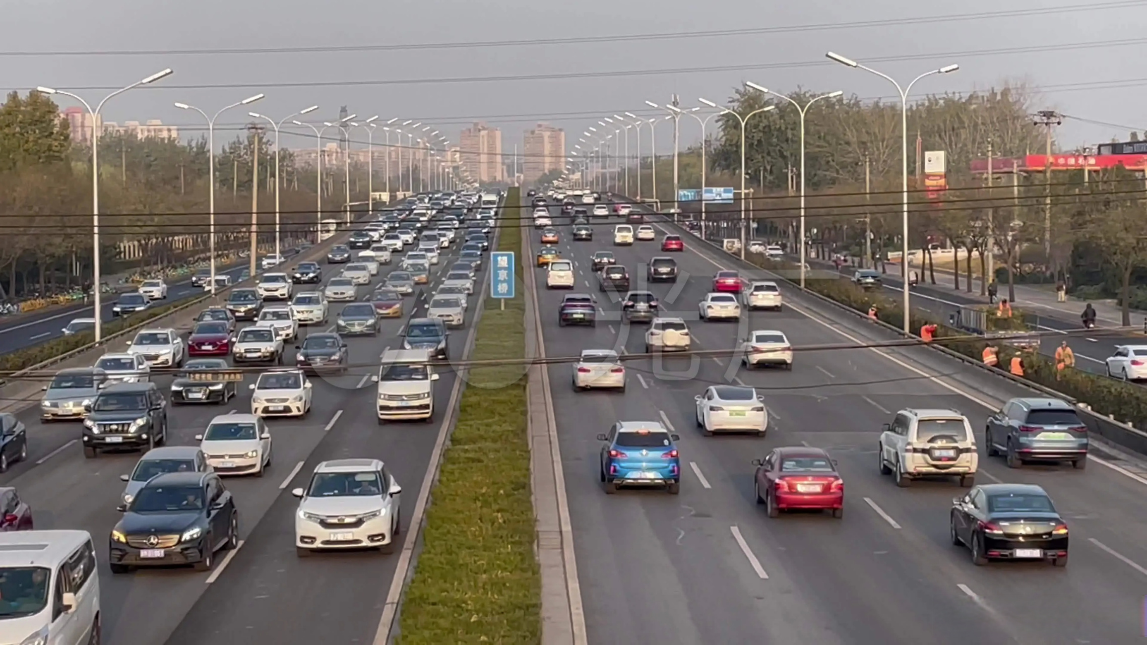 川流不息的环路,耳膜震动汽车穿梭的声浪,空气里遍布灰尘,在一个机械