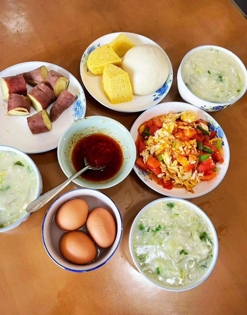 图四,辽宁家庭吃早餐. 上海:咸豆浆.小笼包,糍饭糕,葱油饼.