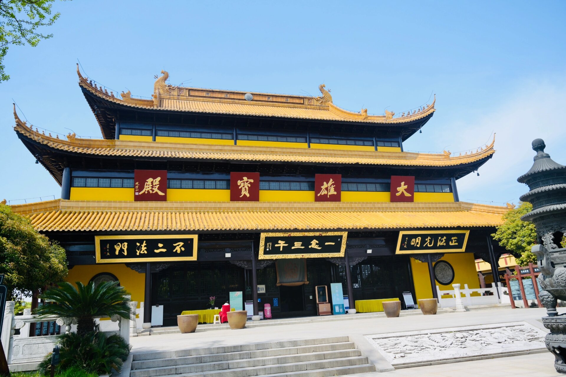 入殿后应该往顺时针的方向,右绕礼拜参观.