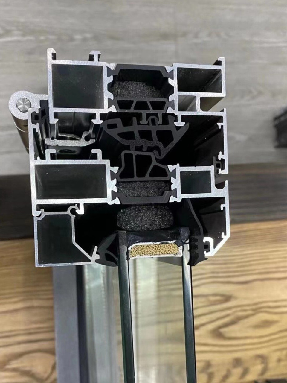 塑钢窗pk断桥铝:哪款常用门窗更香?