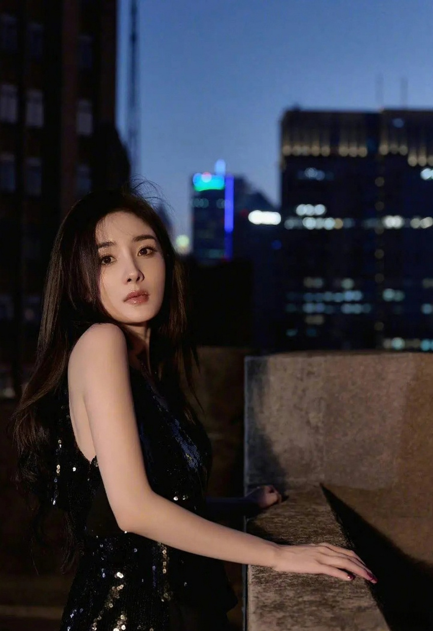 杨幂30岁后的高级感# 杨幂觉得自己有一种高级感,并非倪妮和林允闹种