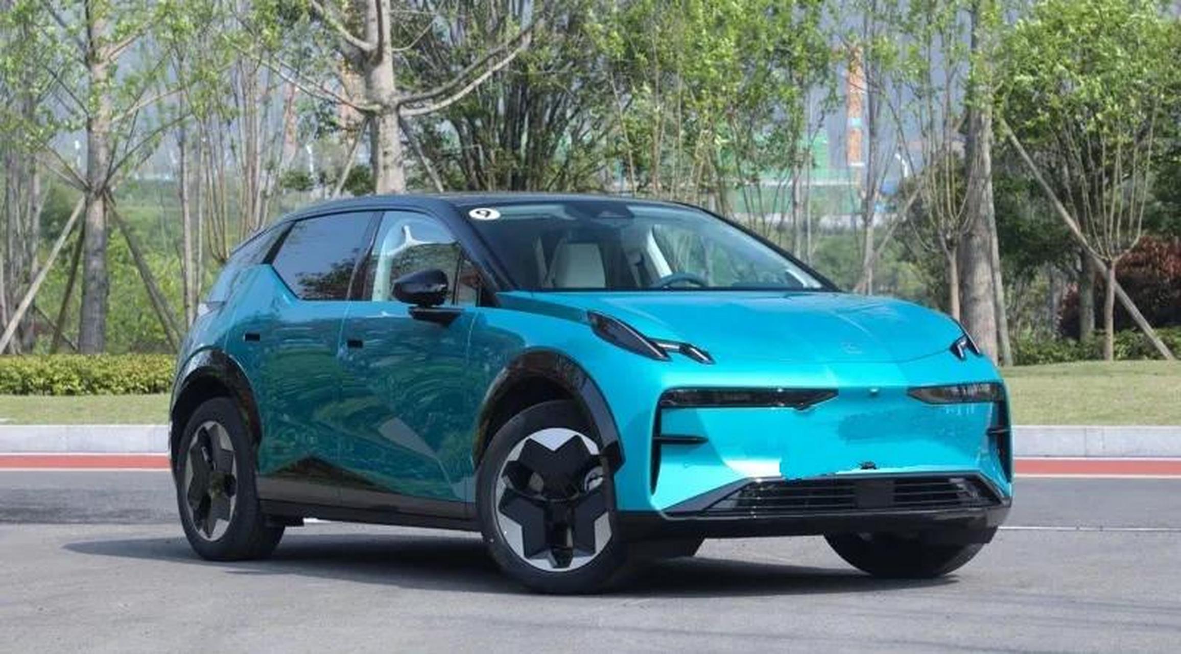 98万起】作为极氪汽车第三款车型,zeekr x定位紧凑