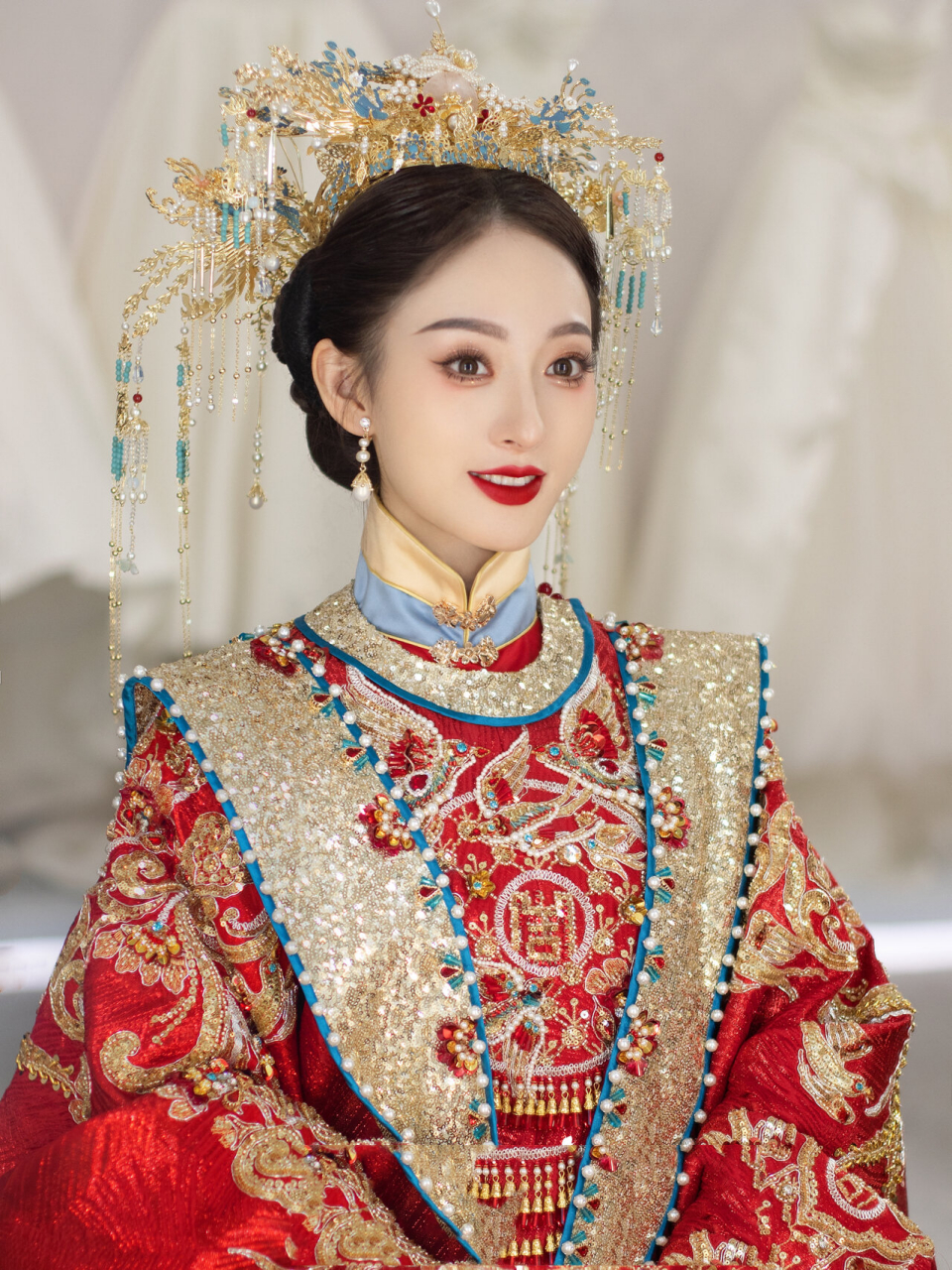 端庄大气的汉服新娘妆容 949494 头戴凤冠 步摇轻颤 裙帔飘拂