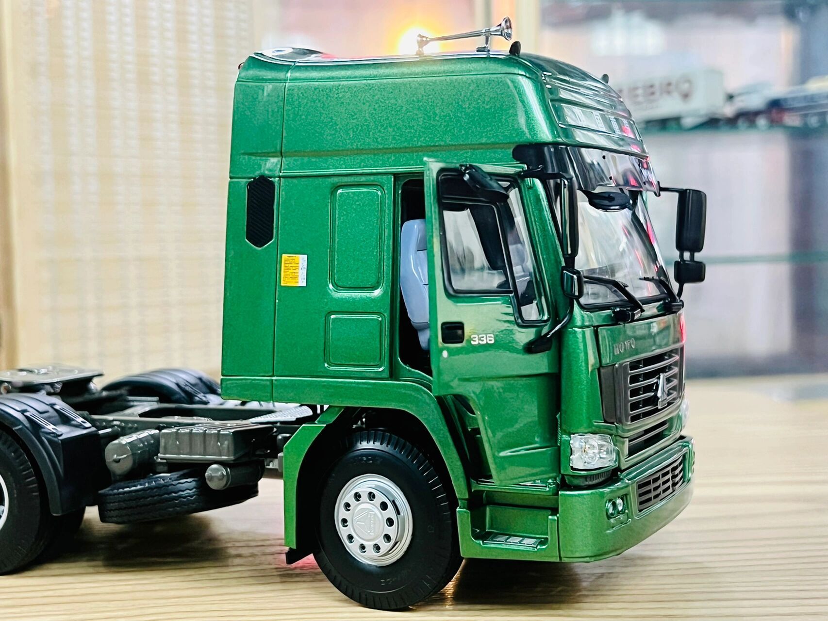 这个也算是一代经典车型了,中国重汽豪沃336卡车模型,早期的1/24卡车