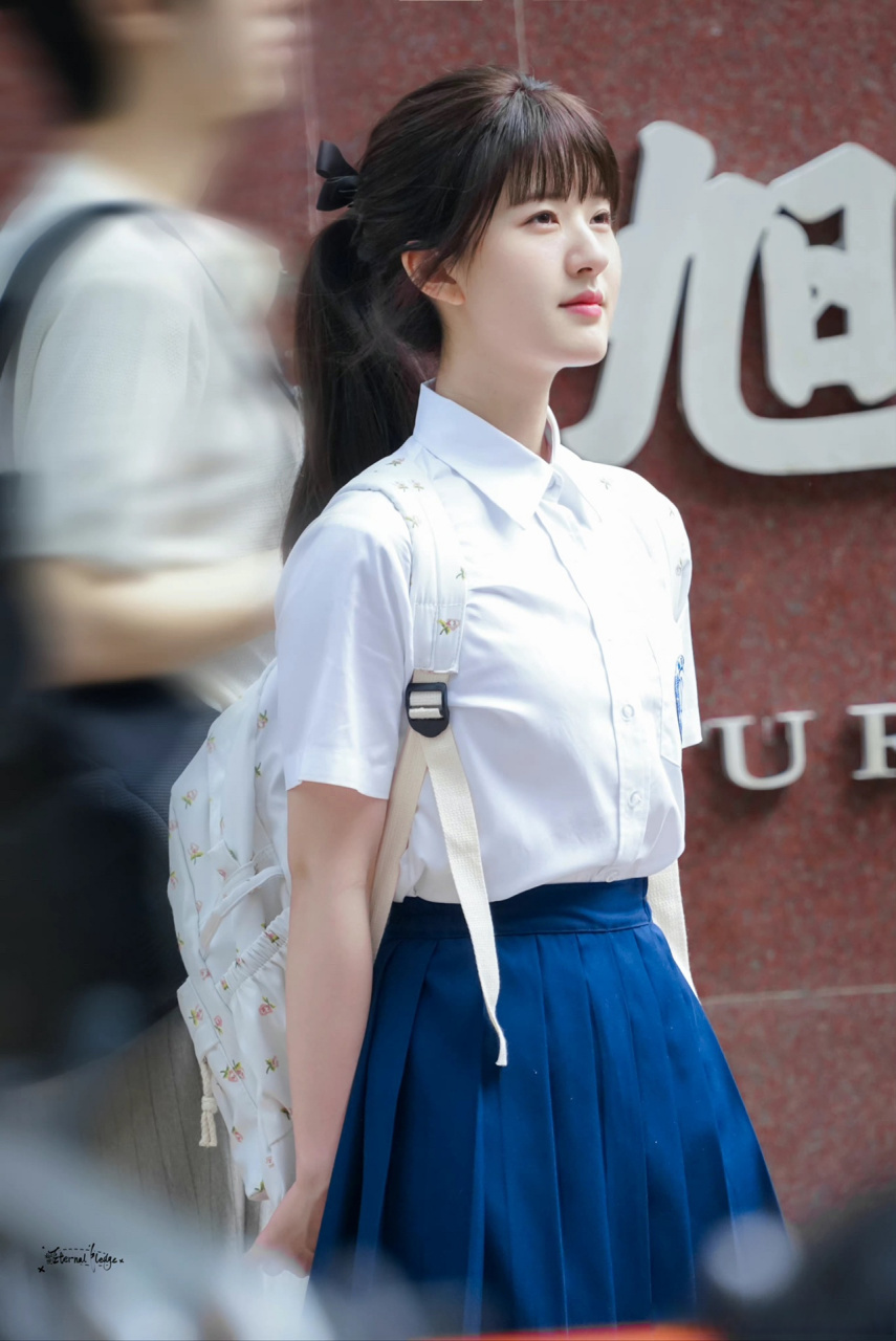 赵露思新剧校服马尾造型路透#赵露思《偷偷藏不住》马尾造型真的好甜