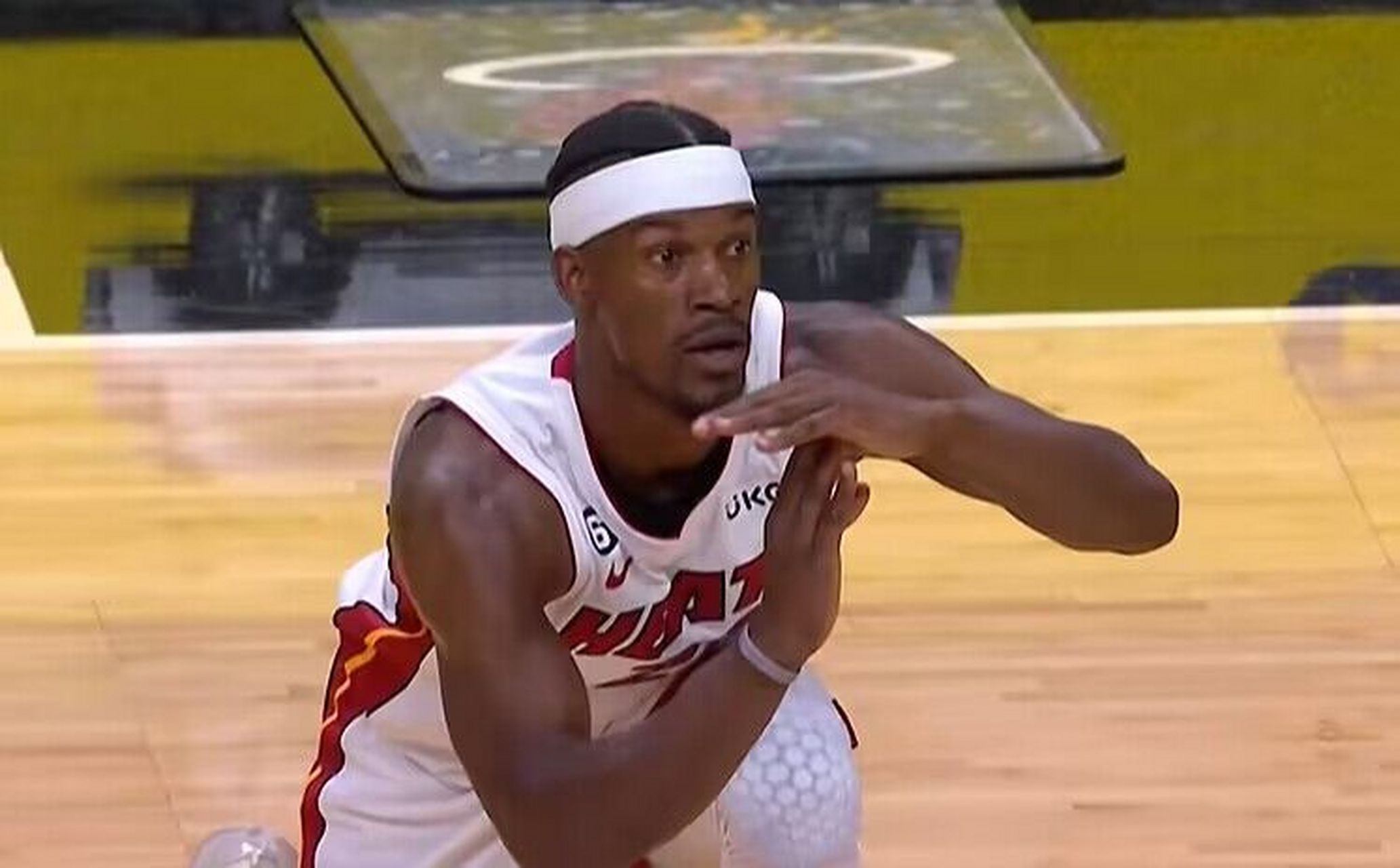 东决带火了暂停手势#  这次换球迷来98  罗威抛投命中,热火喊出