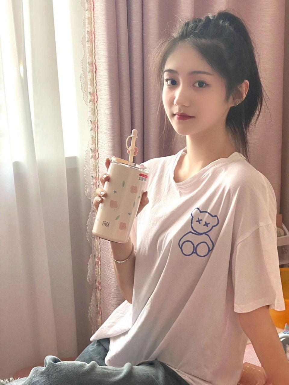 重庆校花 女孩子的友谊很简单,就是在自己吃好吃的时候心里想着对方