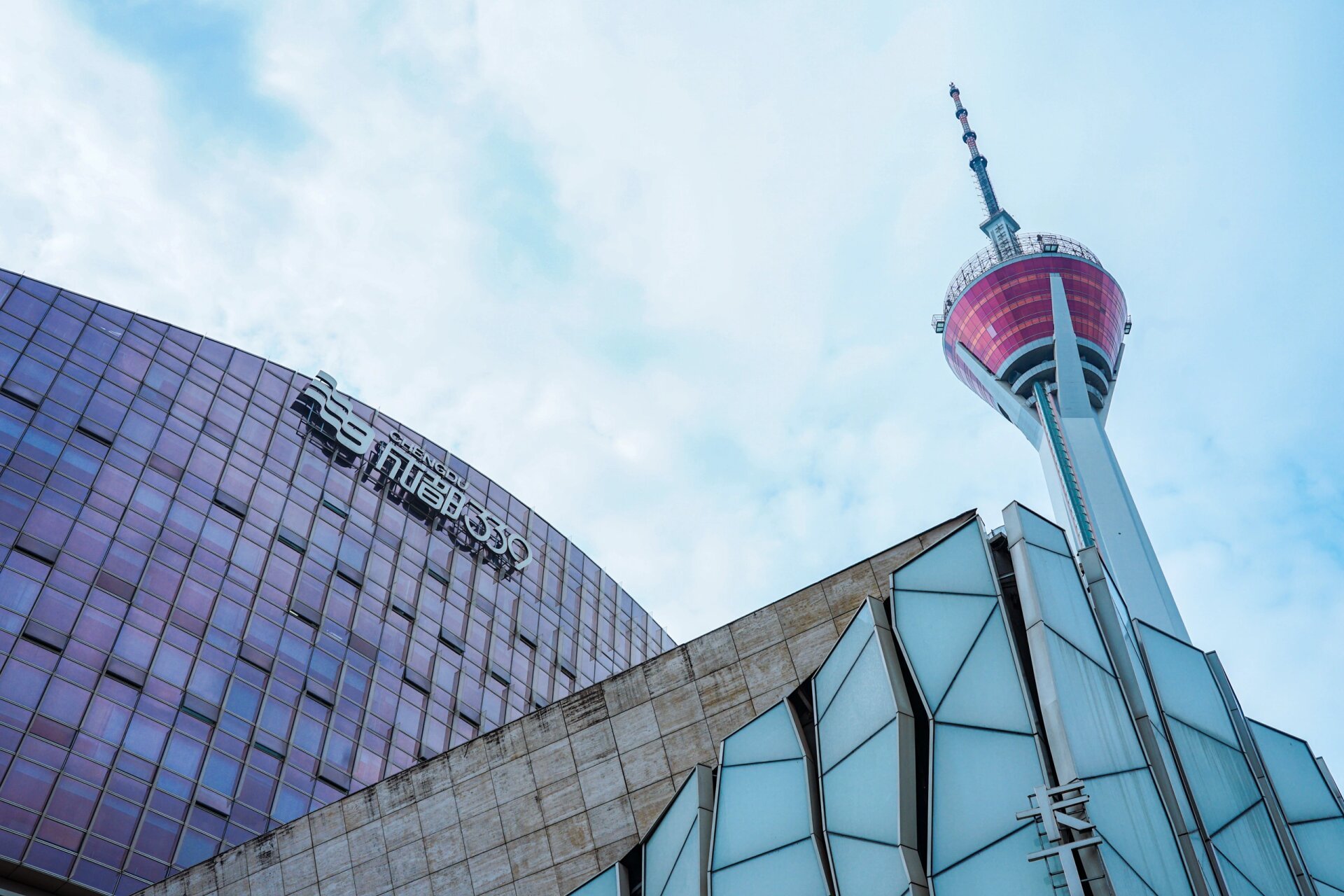 成都339的大熊猫你看了吗 成都339电视塔,塔高339米,是西部第一高.