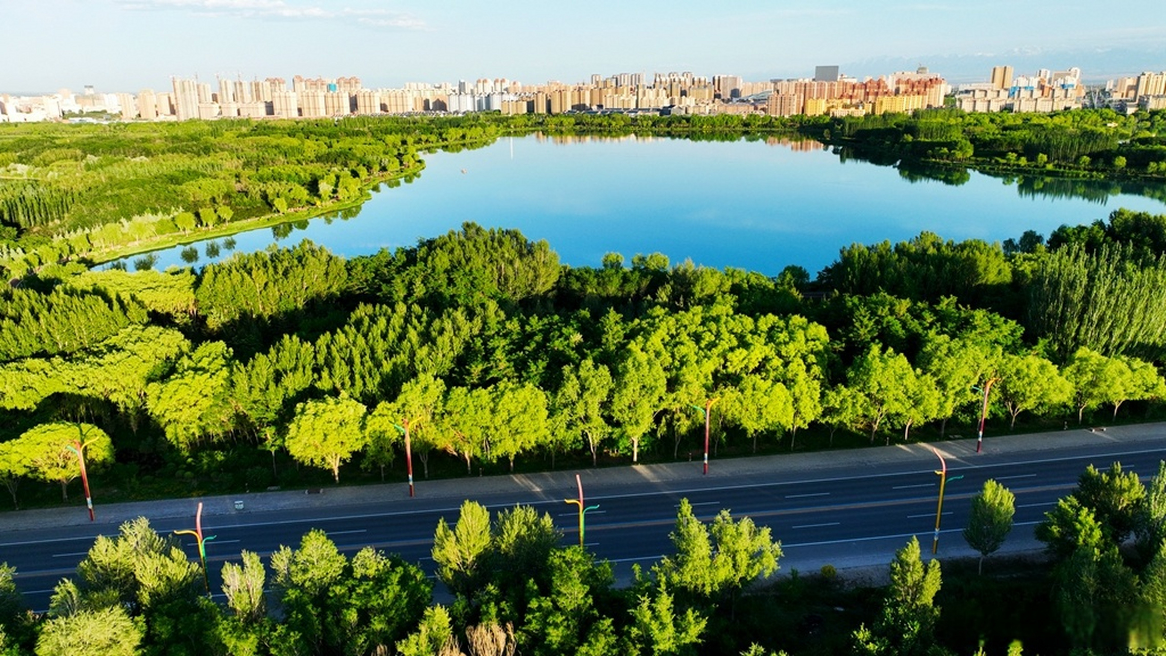 【张掖:碧水芦湾"秀"盈盈】夏日时节,张掖芦水湾生态旅游景区碧水蓝天