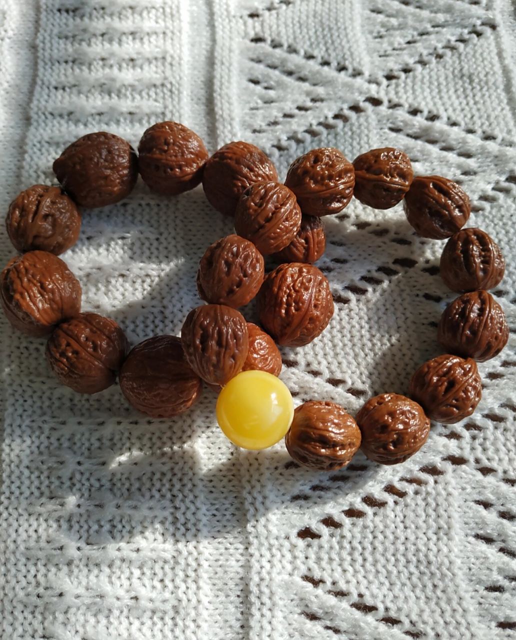 野生小核桃手串(秋子手串)的皮质和皮色分很多种.