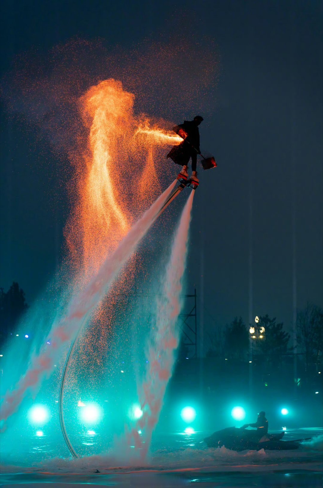 nwu分享#  当火壶表演遇到水上飞人,传统与创新碰撞出更美的火花!