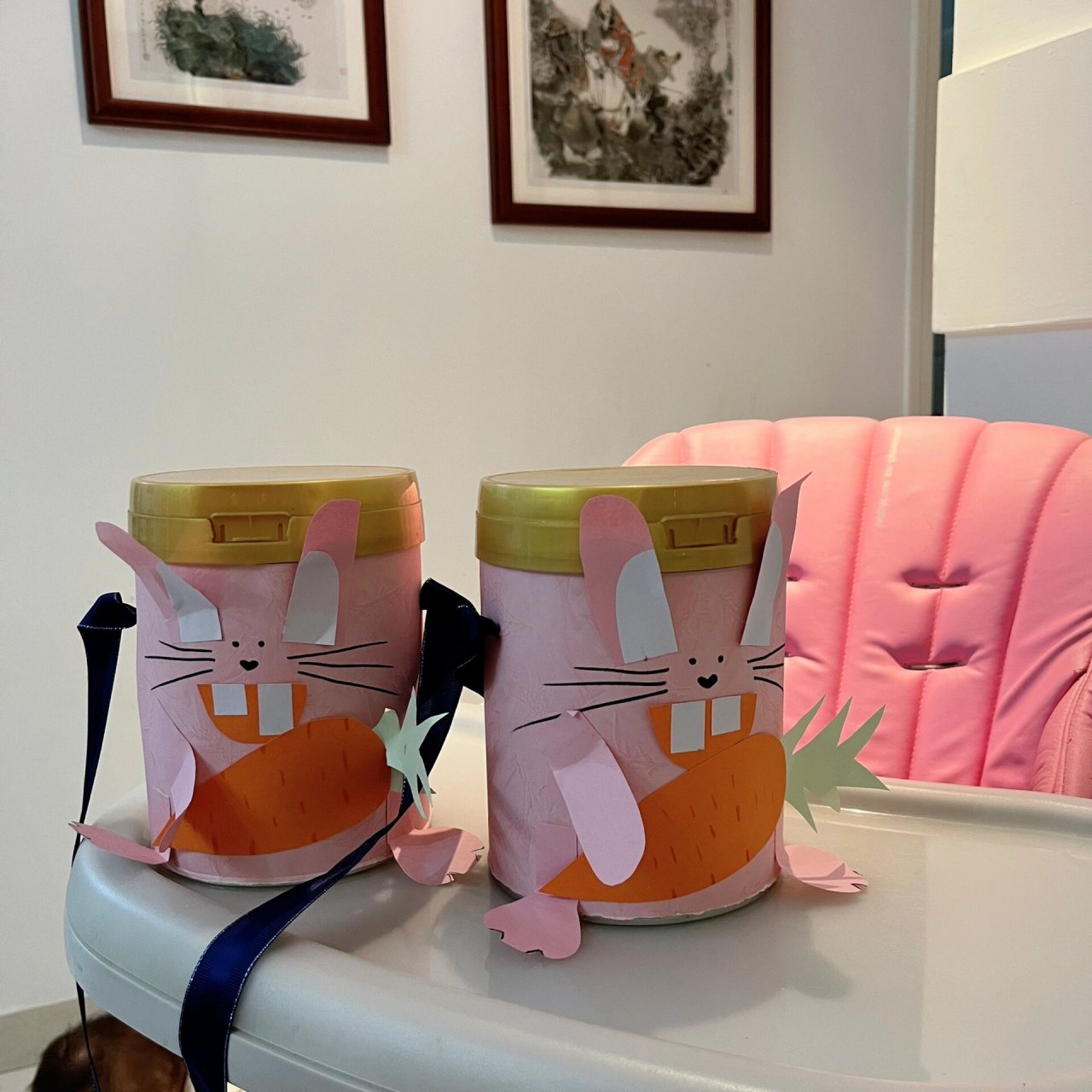 闺女的幼儿园作业丨奶粉罐自制踩高跷   幼儿园老师又布置作业了,这次