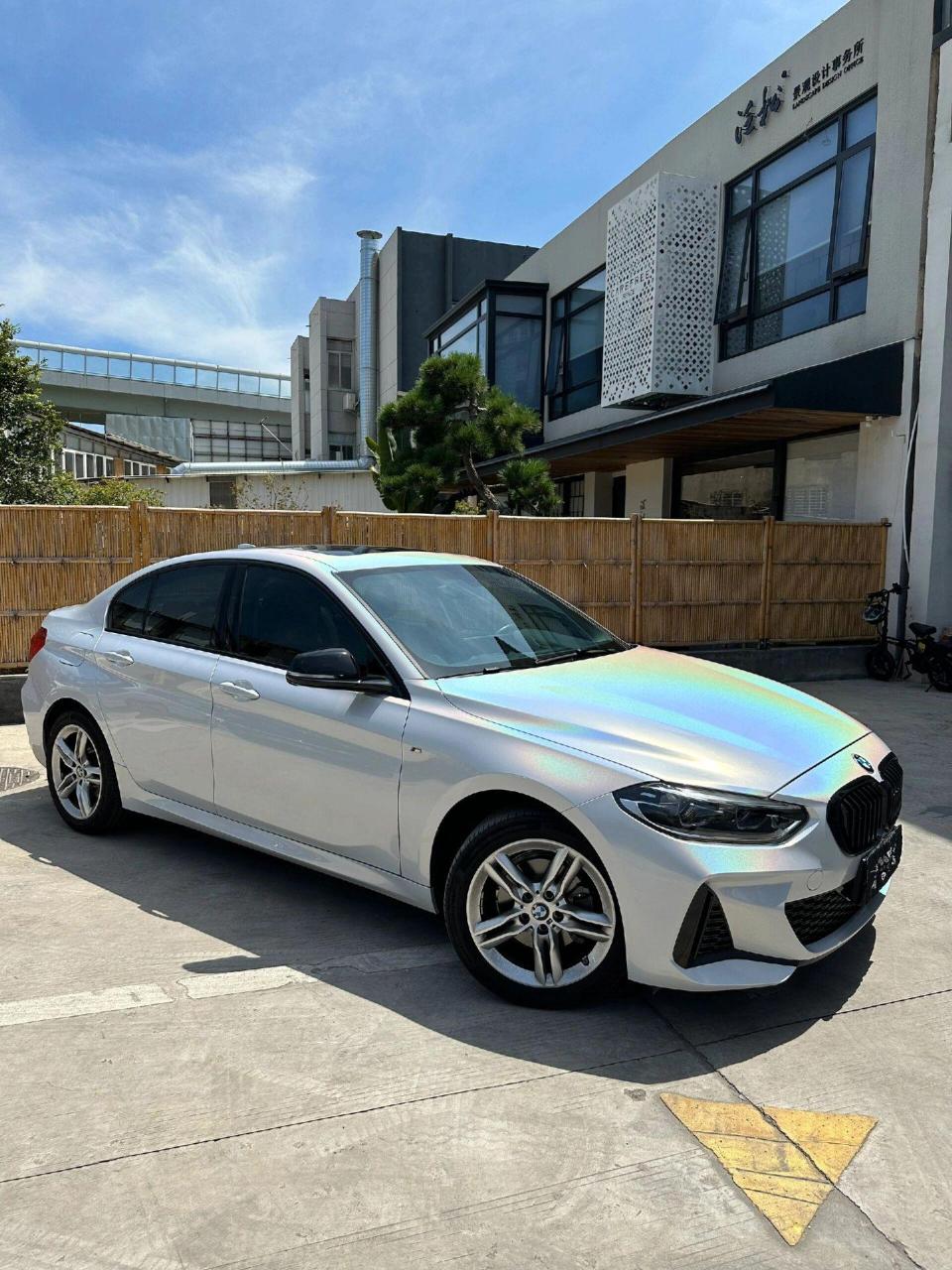 一款特别适合女孩子的改色膜哦 车型:宝马120 改色膜:七彩镭射白 没有