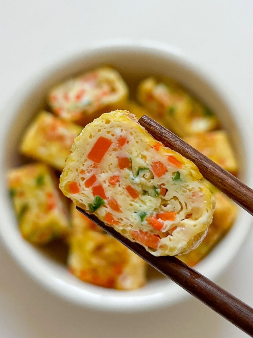 今天分享5分钟就能搞定的胡萝卜鸡蛋卷做法!