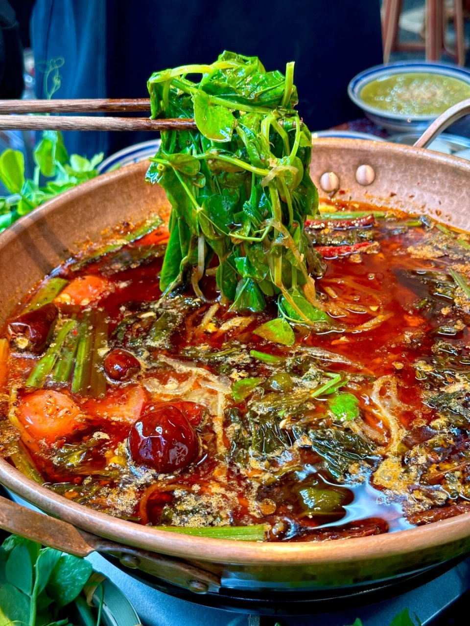 酸酸辣辣的锅底搭配鲜嫩的豌豆尖 鲜美加倍9099 再涮一点黄牛肉