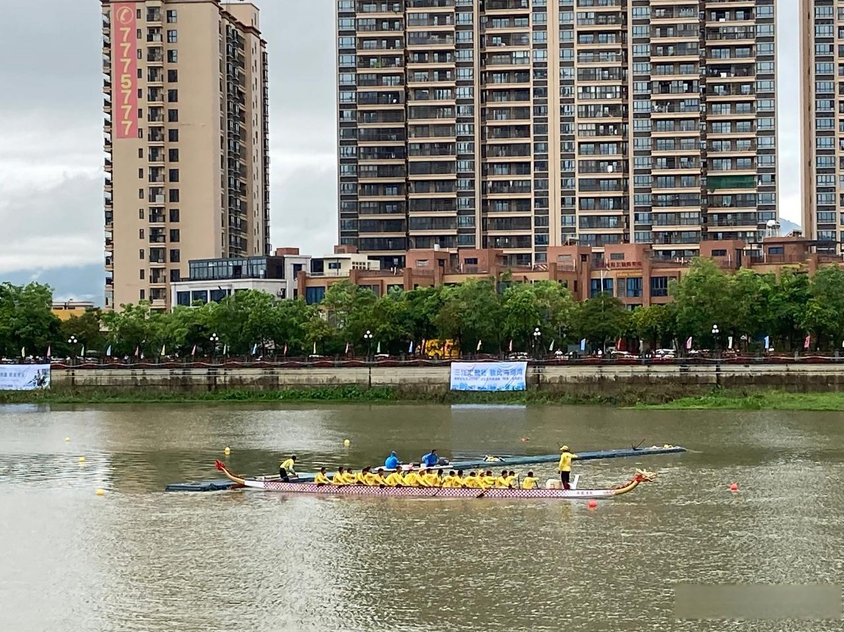 阳春漠阳江龙舟比赛