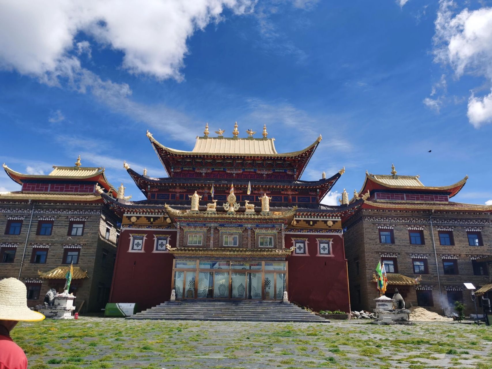 雅江的一个小众但惊艳的圣地:帕姆岭寺景区 位于雅江八角楼乡往东约14