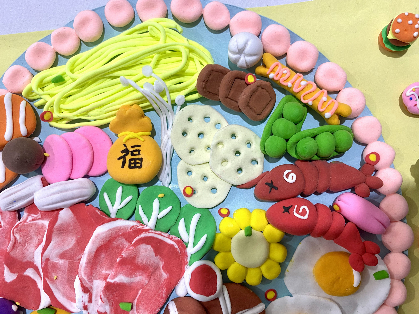 超轻黏土----火锅 大家一起恰火锅 材料:各色超轻黏土,一张卡纸 捏捏