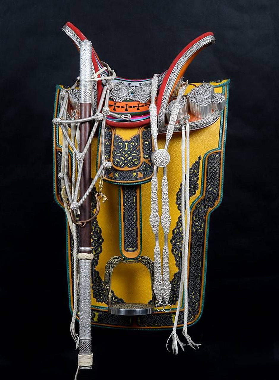 蒙古族制作马鞍和装饰马鞍的历史十分悠久.