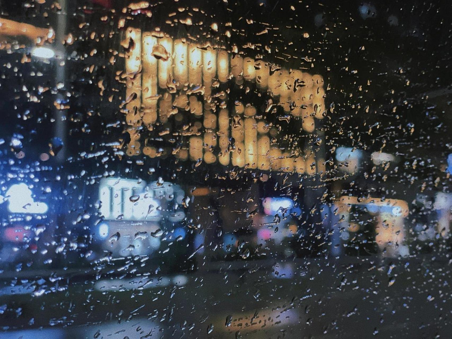 下雨天朋友圈配图 晴不知夏去,一雨方知秋深