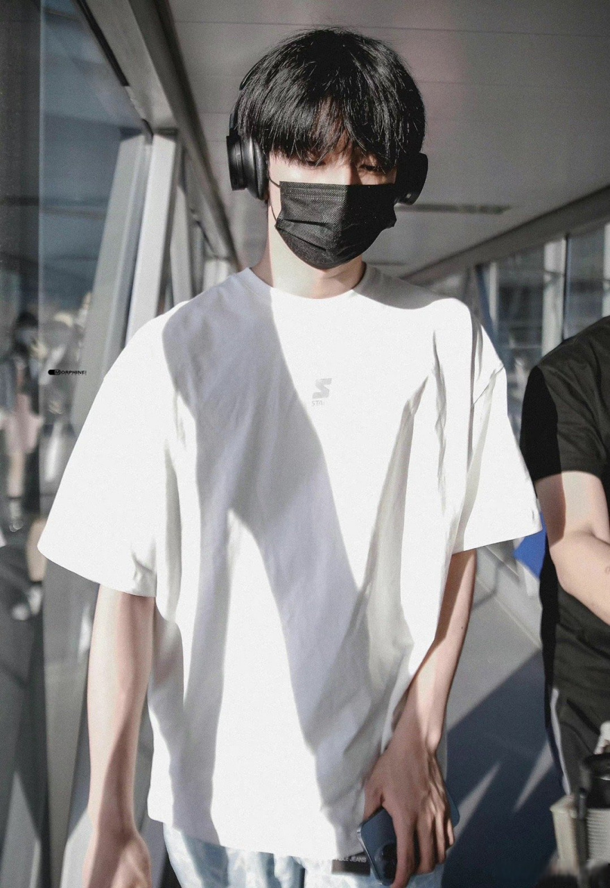 刘耀文今日机场图! 白t 耳机,干净清爽的男高谁能不心动