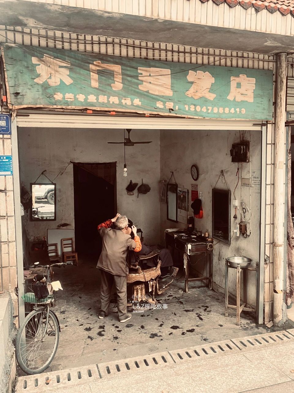 属于60年代的回忆——路边的理发店 现在大都市里已经很少会有这样的