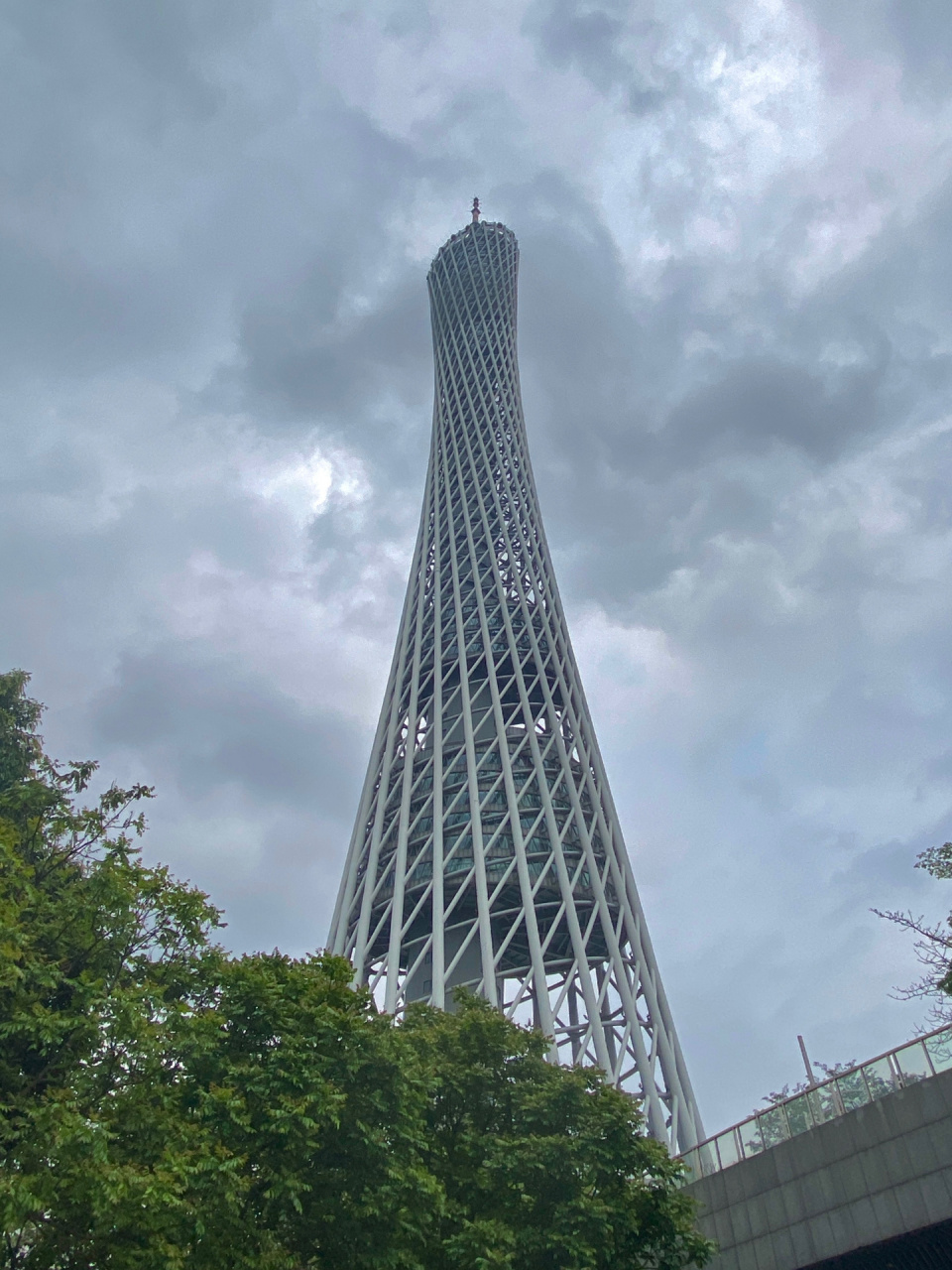 广州塔下最佳拍照打卡点 地址:直接搜广州塔就能去到 到了之后在塔下