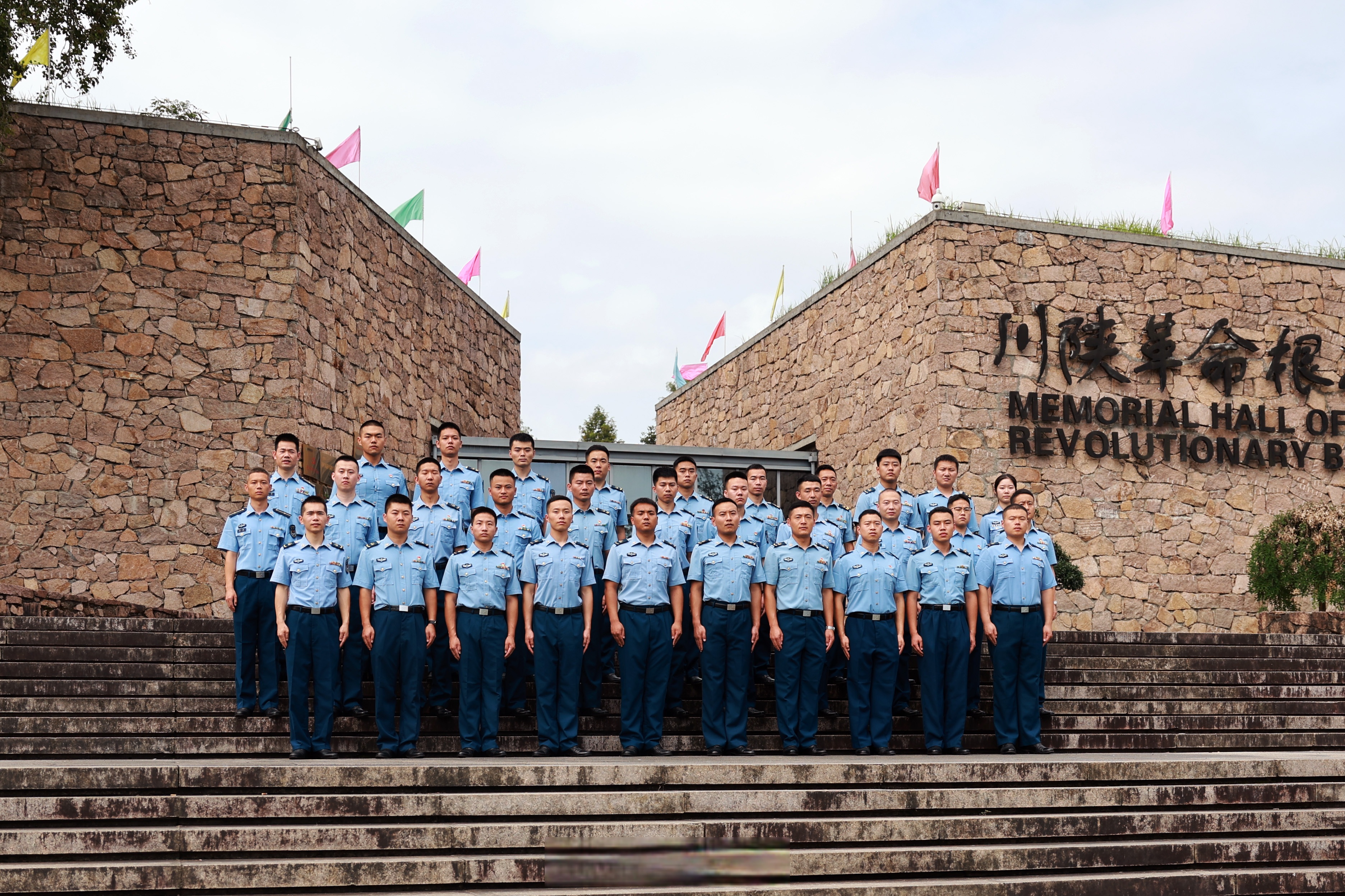 奋飞强军担使命"主题党日活动,缅怀钢胁空角 空军重庆 防空部队空军