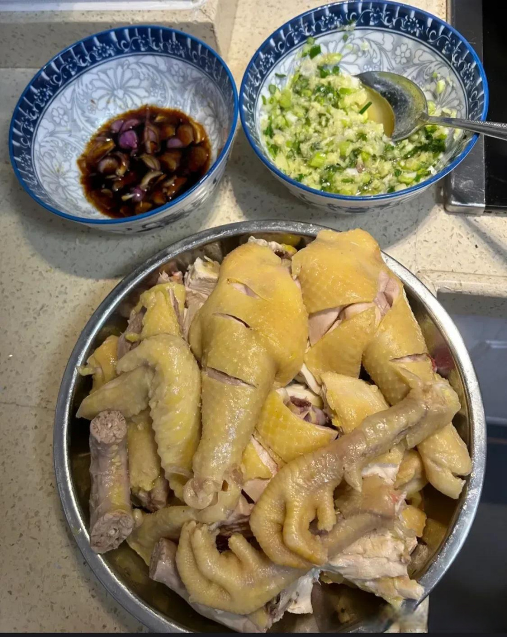 广东白切鸡,看着就流口水!配上一碗姜葱蘸料,简直是人间美味!