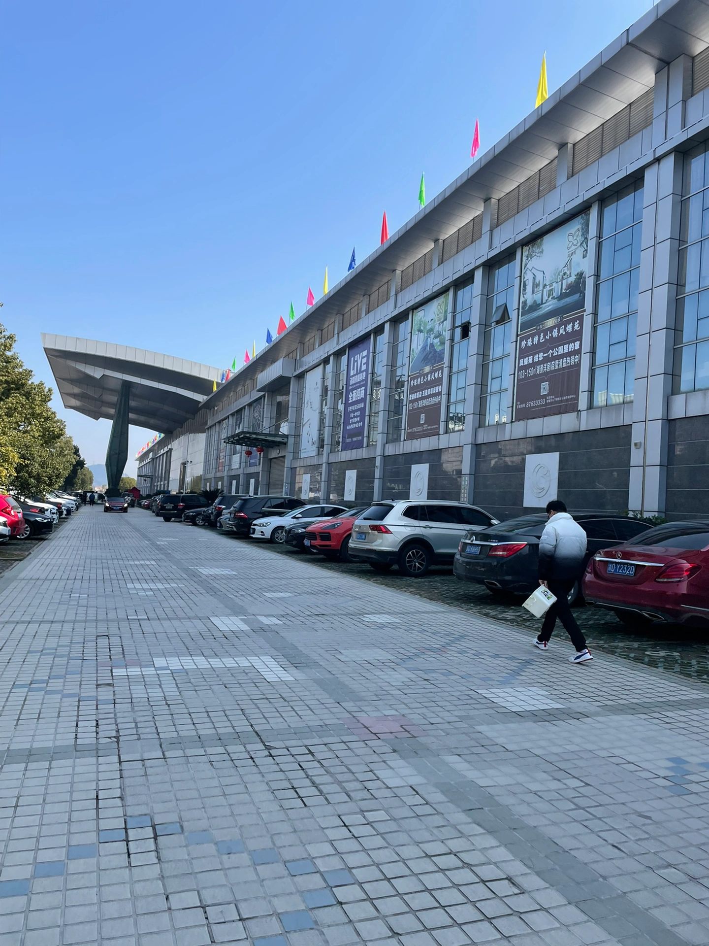 华东国际珠宝城位于世界著名的"中国珍珠之都"——浙江诸暨山下湖!