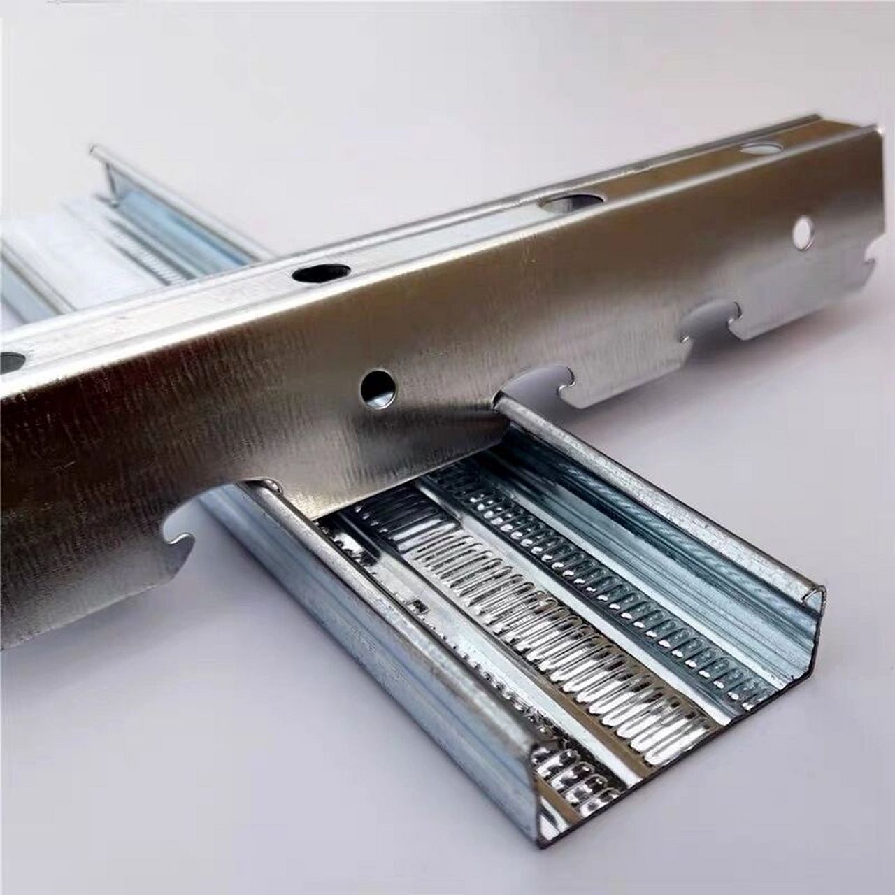 与墙面间距小于等于 300mm; 2,沿主龙骨方向,吊筋与吊筋间距小于等于