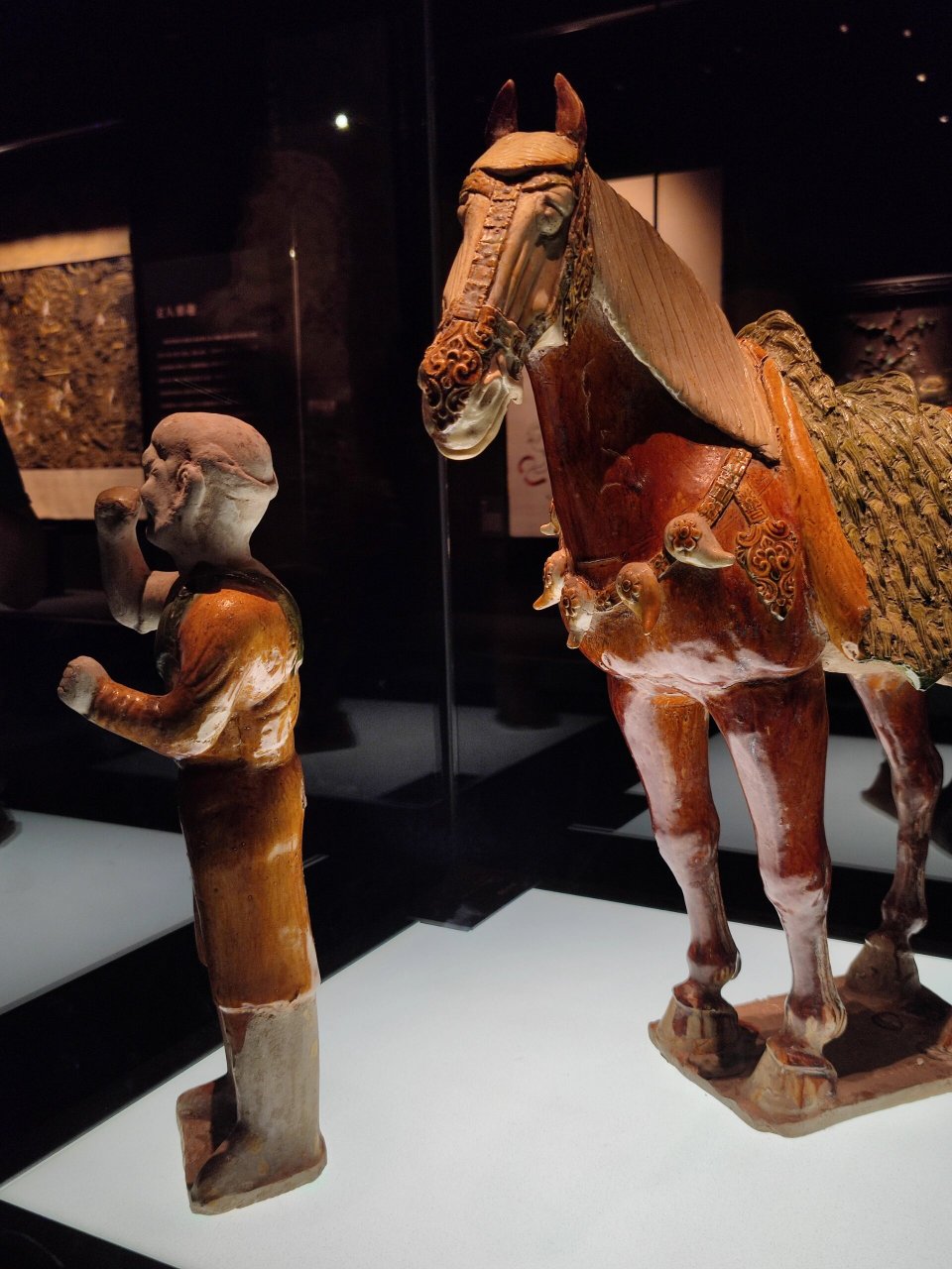 16 61 展出作品:三方佛,观音,尊者像,支巴扎幡头