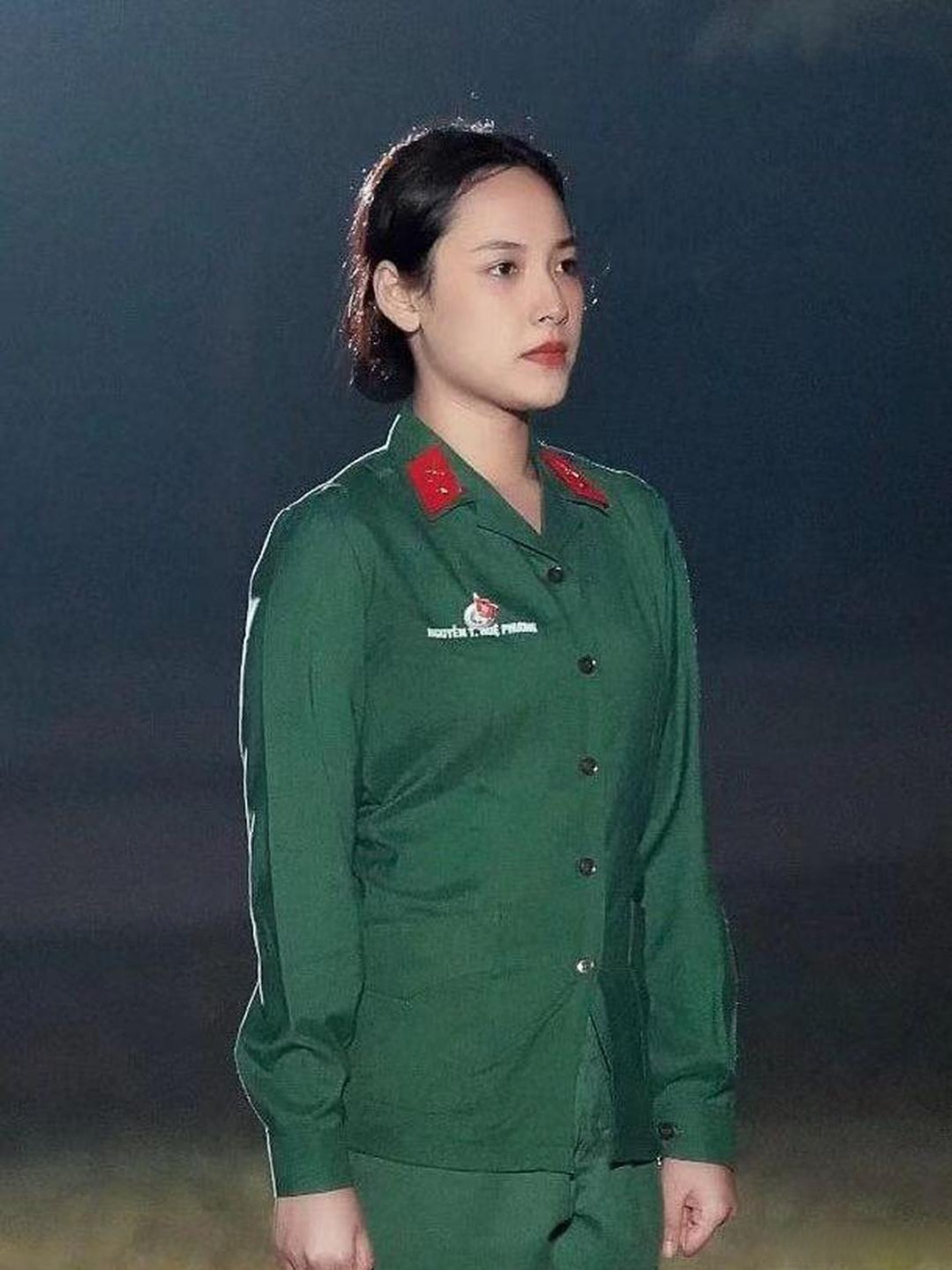 这是网上流传的一组越南女兵的照片,个个身材饱满丰盈,身姿挺拔,看