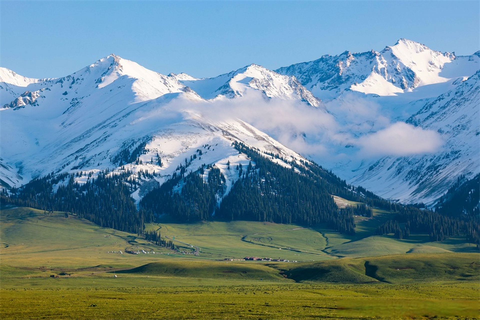 新疆那拉提:雨后空中草原风光如画 #新疆热起来了##我的家乡我推介