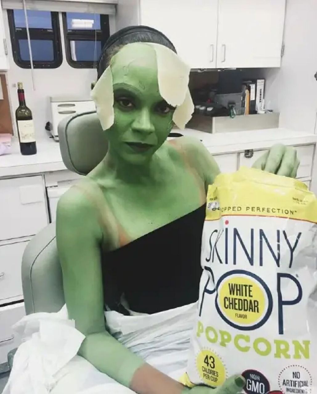 星云和卡魔拉的特技化妆 原来银河护卫队里的星云的蓝脸是套上去的.