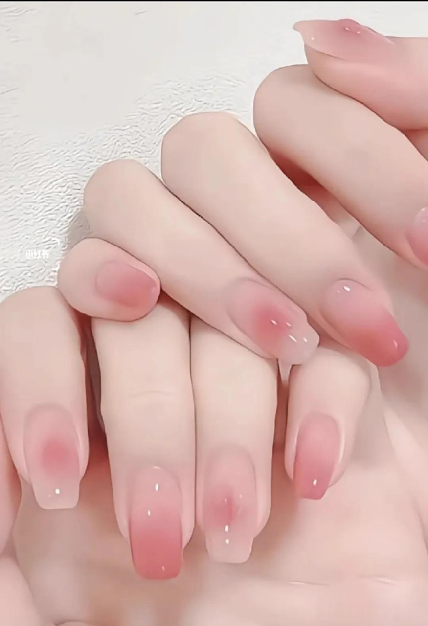 好看的渐变晕染美甲珠光粉美甲 爆亮美甲 蜜桃色美甲 元气满满美甲