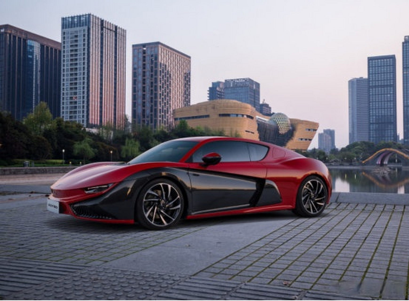 还记得那台挂着蜻蜓标的纯电动超跑前途k50吗?