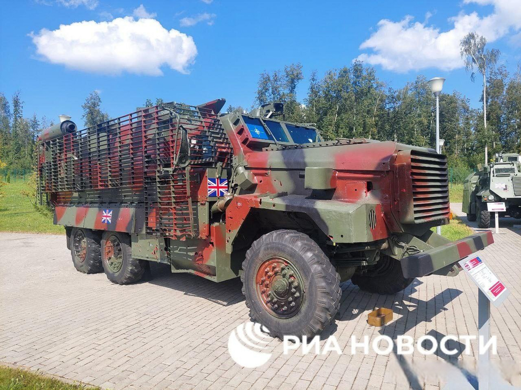 俄罗斯在莫斯科的爱国者公园展出从乌克兰缴获的西方战车,图片按以下