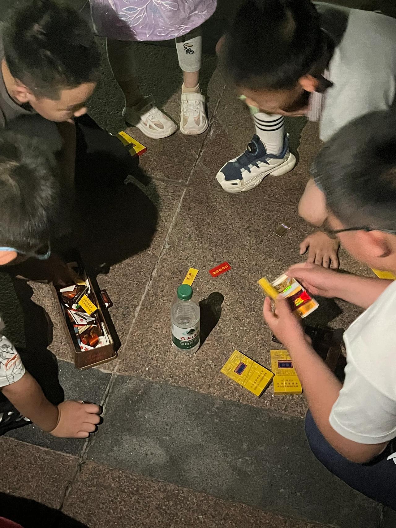 昨晚在楼下,看到一圈孩子在拍烟卡,他们对于香烟的品牌如数家珍,津津
