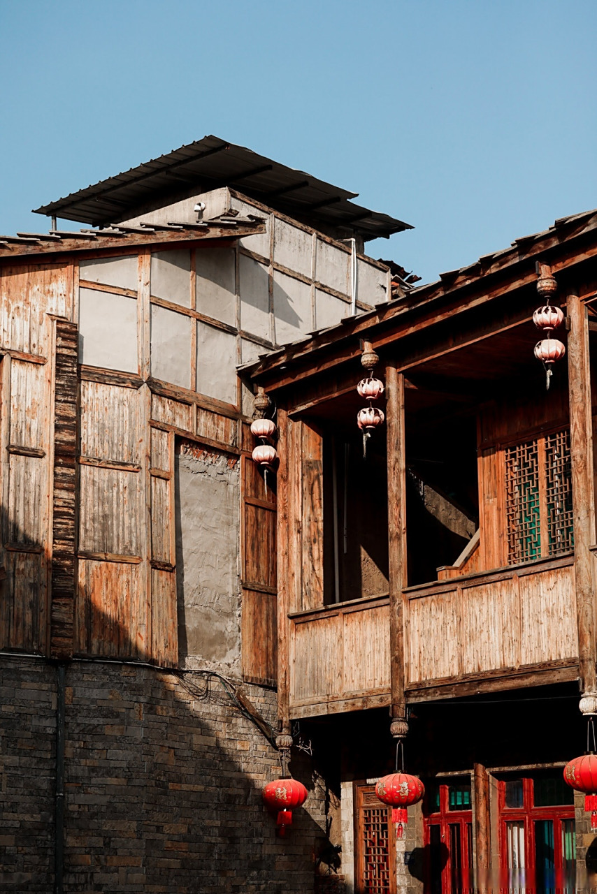 贵州的探古真别具风味,天龙屯堡古镇位于贵州平坝县,喀斯特地貌大山