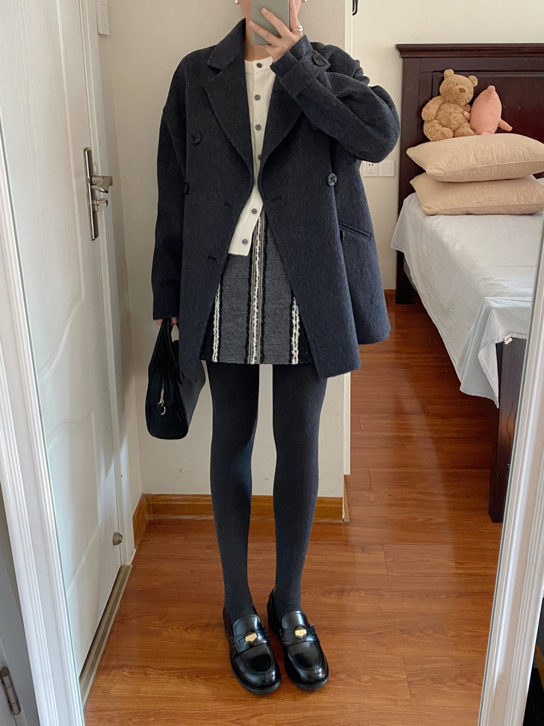 短款灰大衣 半裙 搭配灰色连裤袜 黑白灰经典搭配 气质显瘦 #气质穿