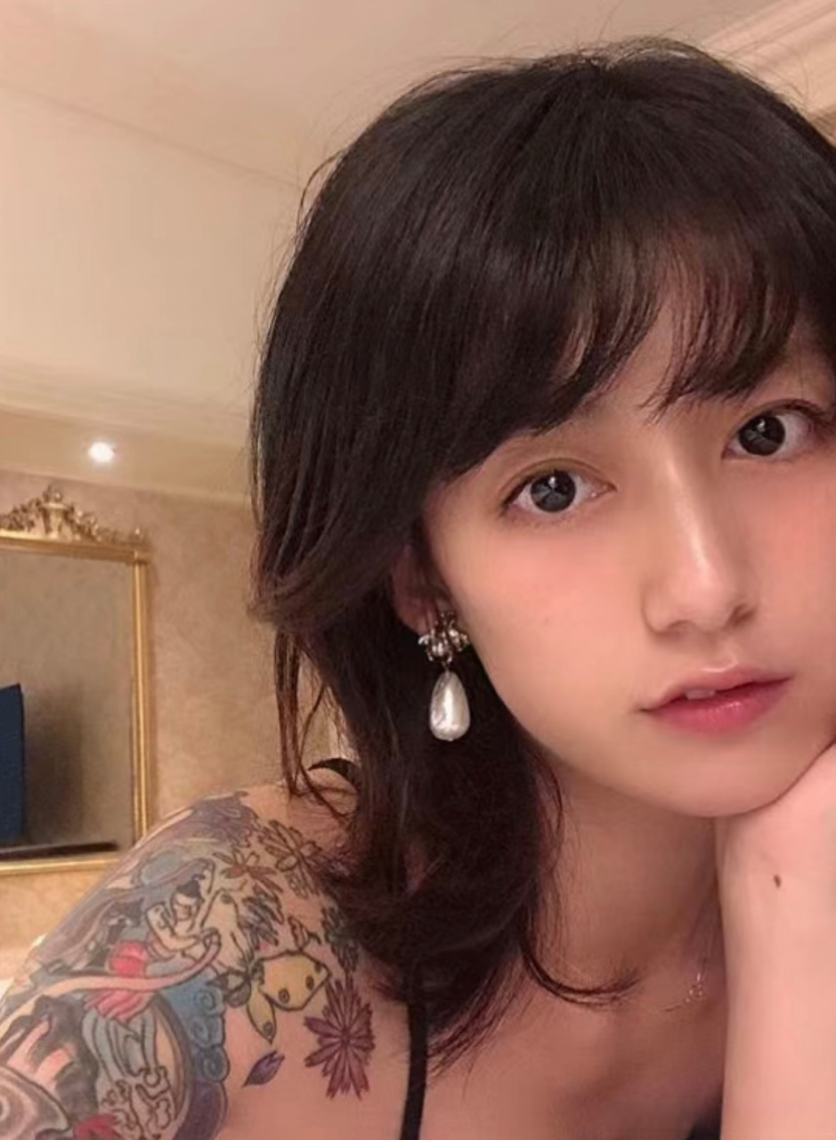 李诞 新女友李诞新女友不如前妻黑子酱好看,中98混血的美女不珍惜非