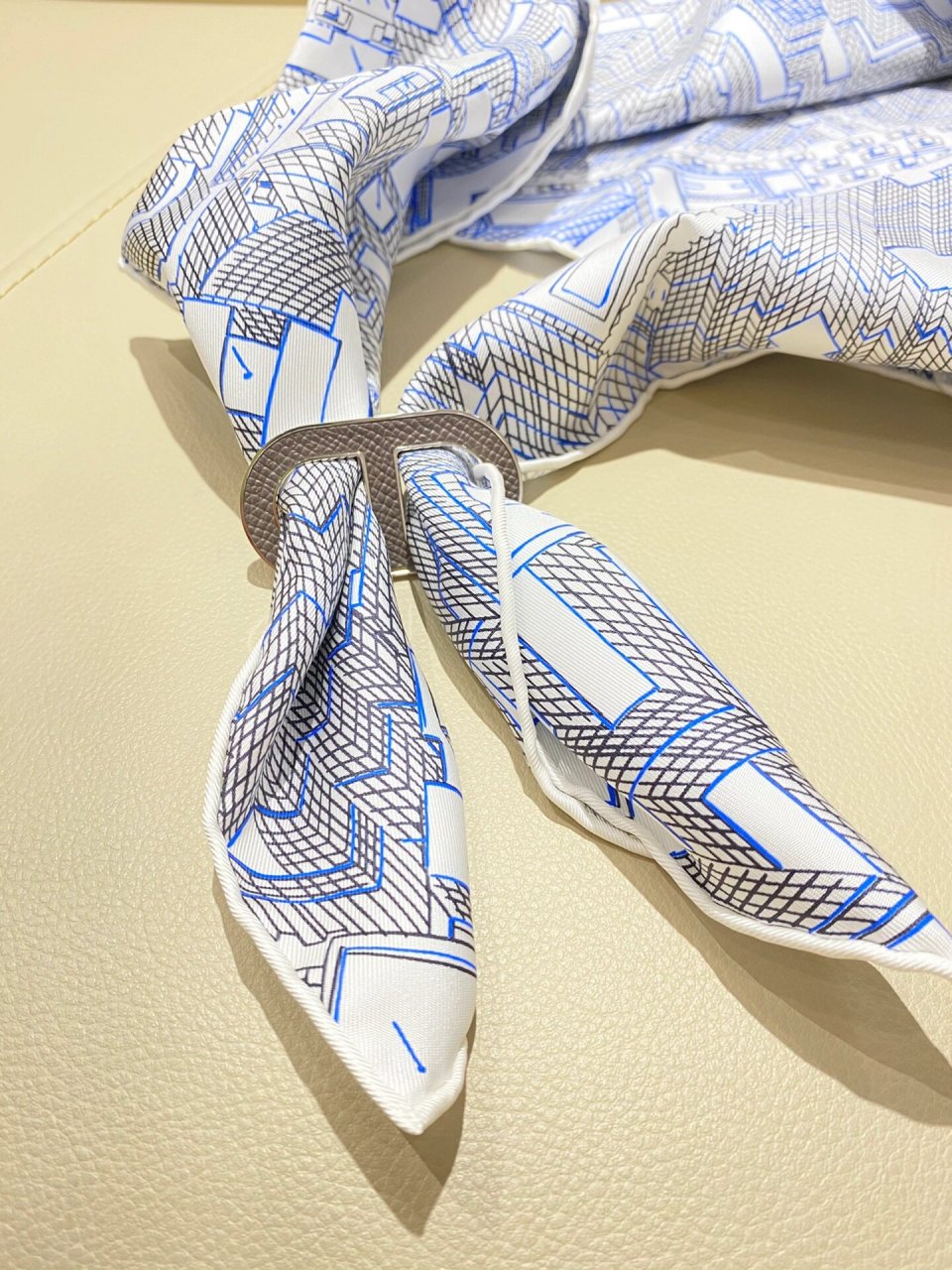 爱马仕猪鼻子胸针四种用法get 新款爱马仕猪鼻子胸针 一个黑色 一个