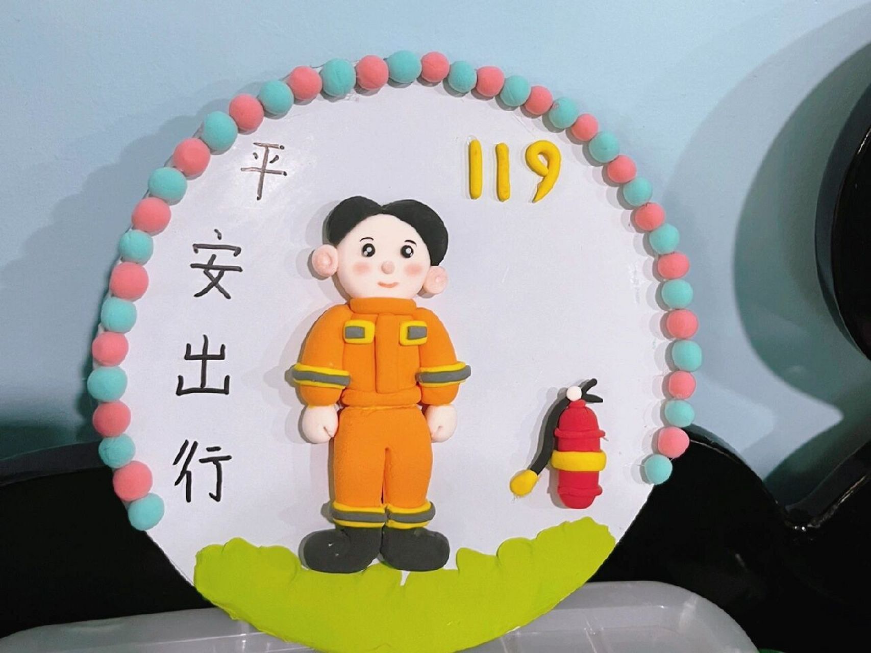 消防员作品 消防手工作品:孩子周二去消防大队参观,小朋友和家长们做