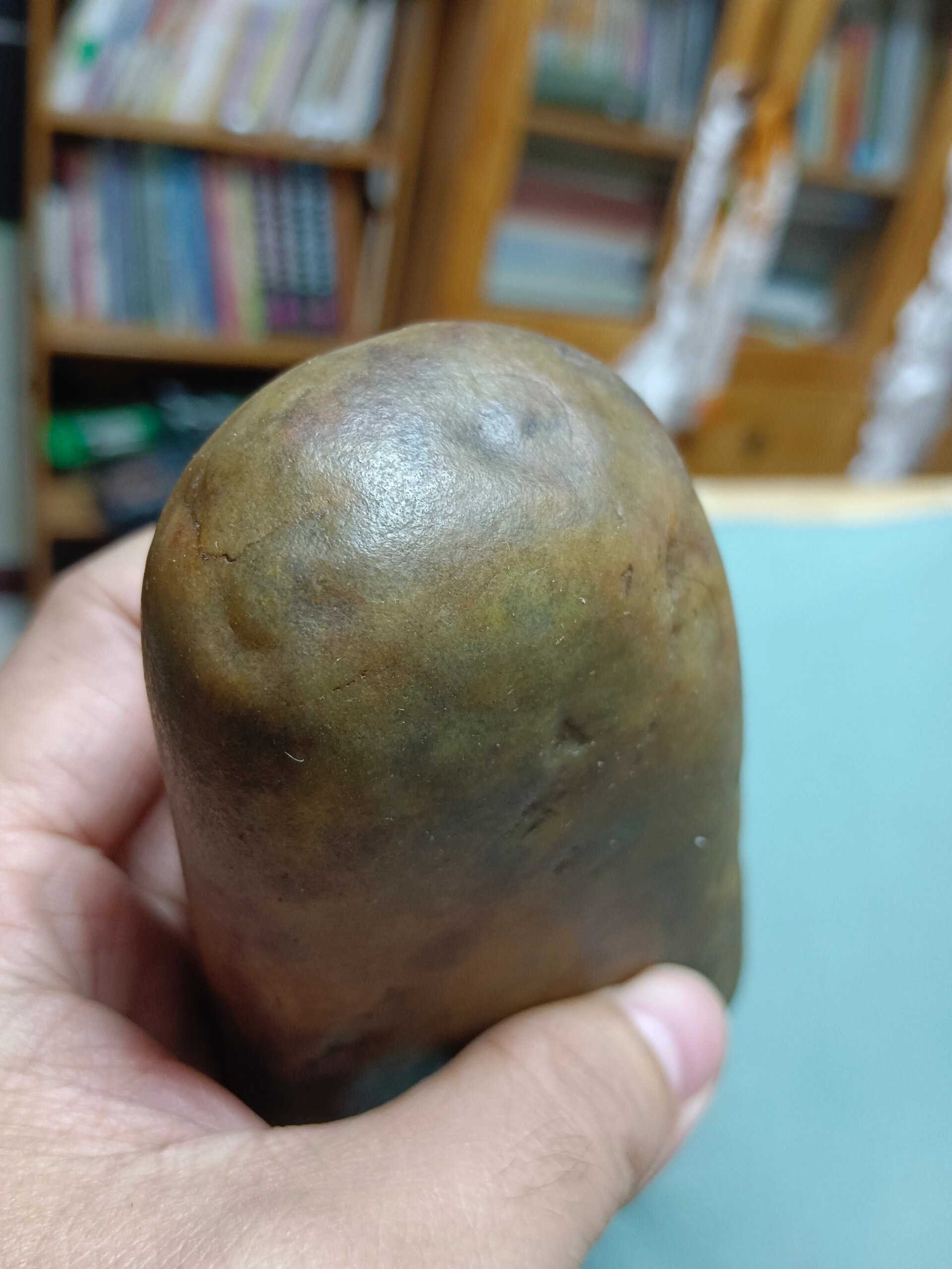 一块戈壁滩捡回来的玉石 这块玉石,打灯透,风化纹特别漂亮,在戈壁滩风